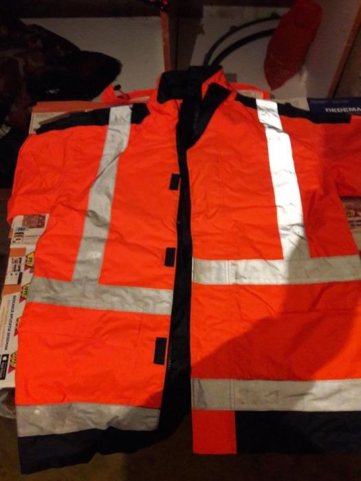 Vand haina reflectorizanta groasa asemanatoare cu cele de pe ambulanta