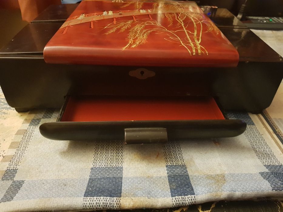 Стара ръчно рисувана кутия за бижута