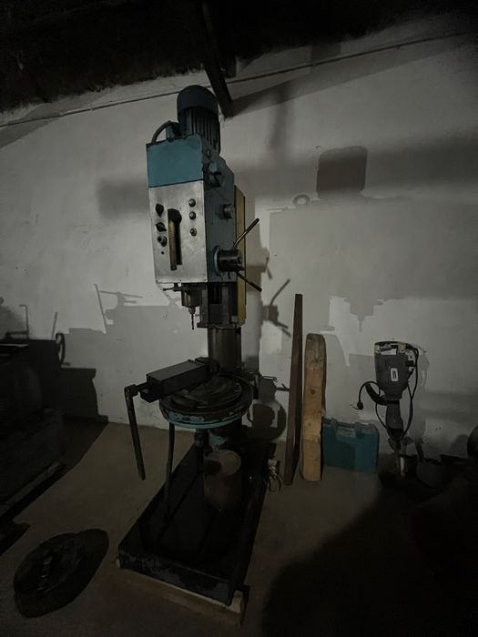 Masina de gaurit cu coloana