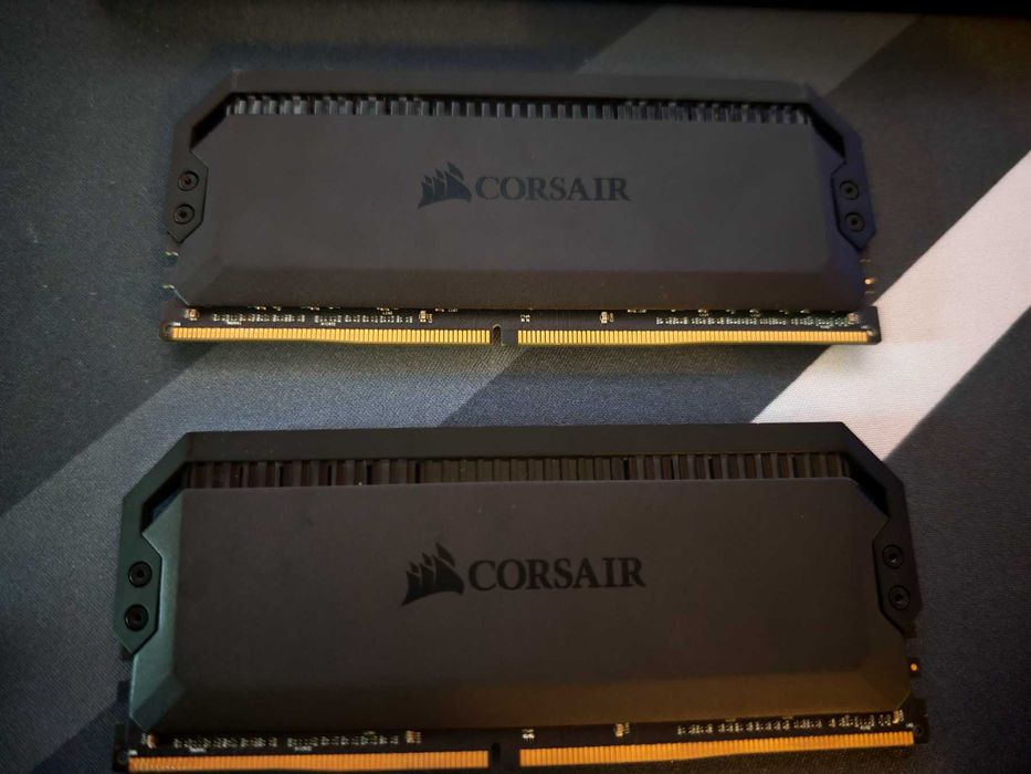 Рам памет Corsair DOMINATOR PLATINUM RGB 32GB (2 x 16GB) DDR4 4000MHz