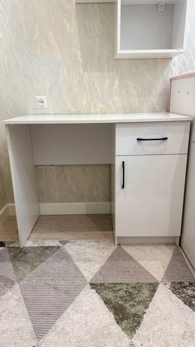 Робочий стол для дома и офиса