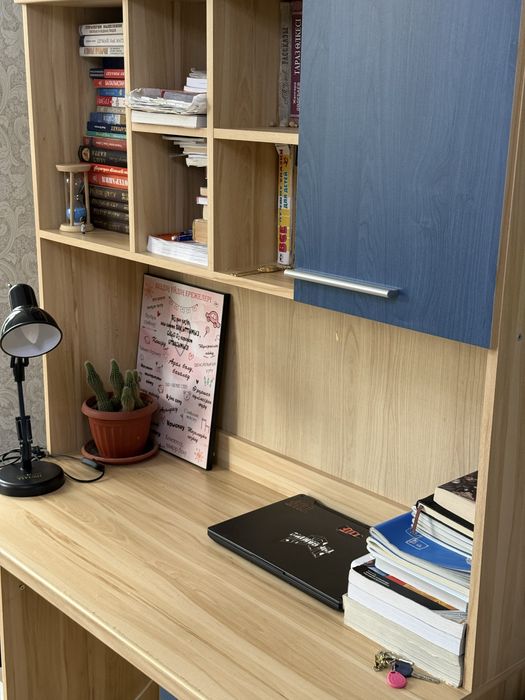 Парта с книжной полкой