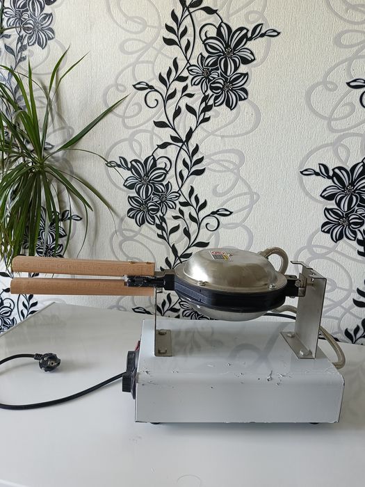 Продам электровафельницу новую, стол для продажи к