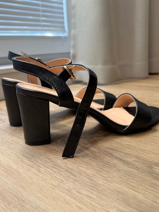 Дамски сандали с ток