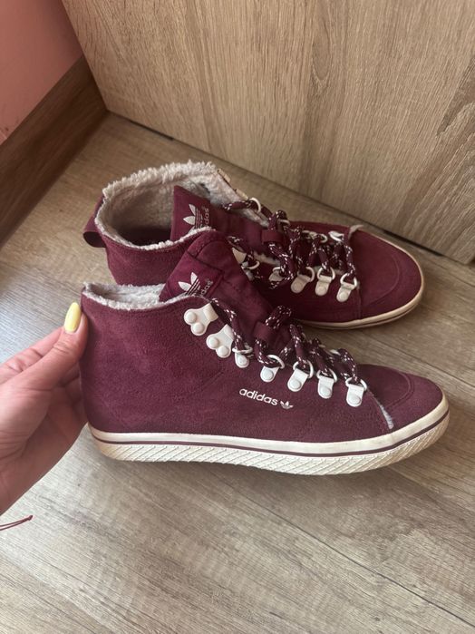 Подарявам велурени кецове Adidas, размер 38, цвят - тъмно червен.