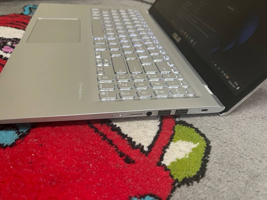 Noutbuk Asus sotilad