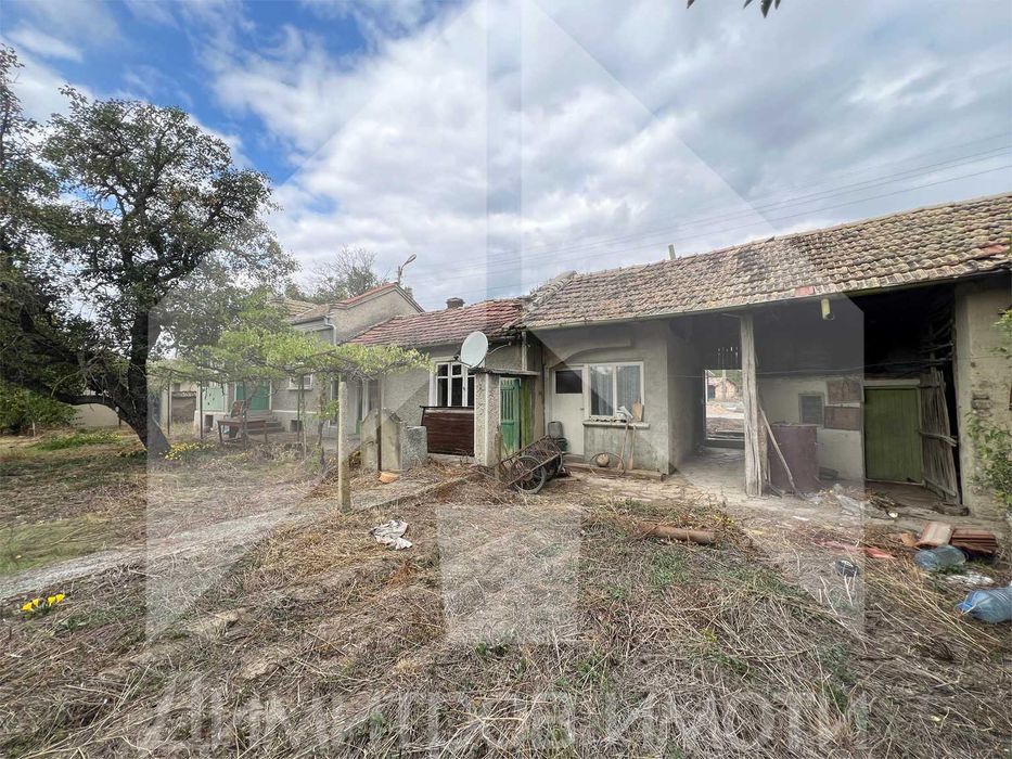 Продаваме самостоятелна тухлена къща в гр. Плиска с двор 1 дка и ГАРАЖ