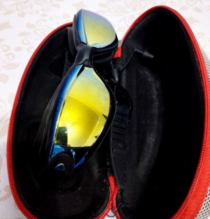 Очки плавательный