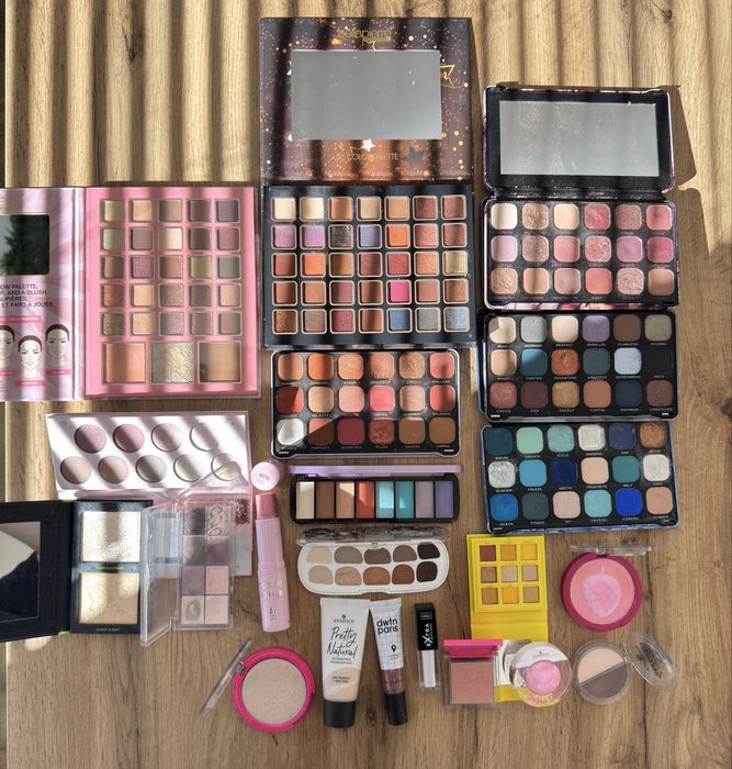 Гримове: Dwtn Paris, Revolution, Essence, Wibo, BellaPierre