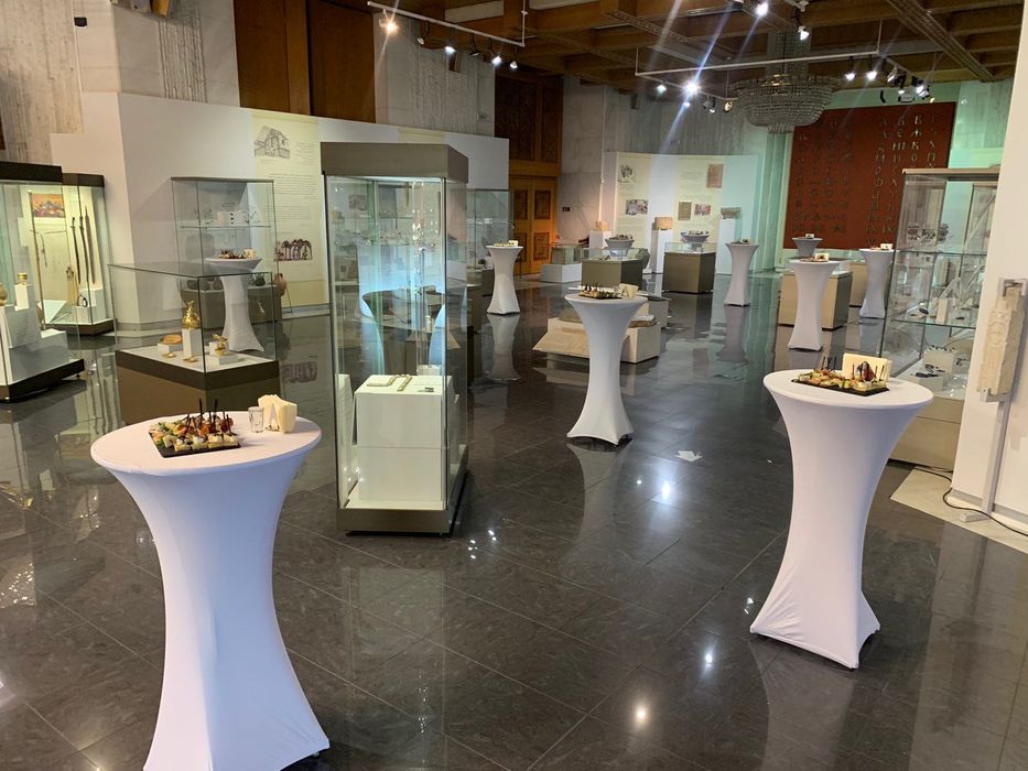 Фирмени коктейли, кетъринг и организация на събития.