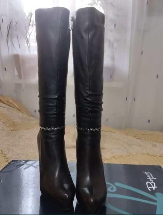 Кожаные сапоги на каблуке