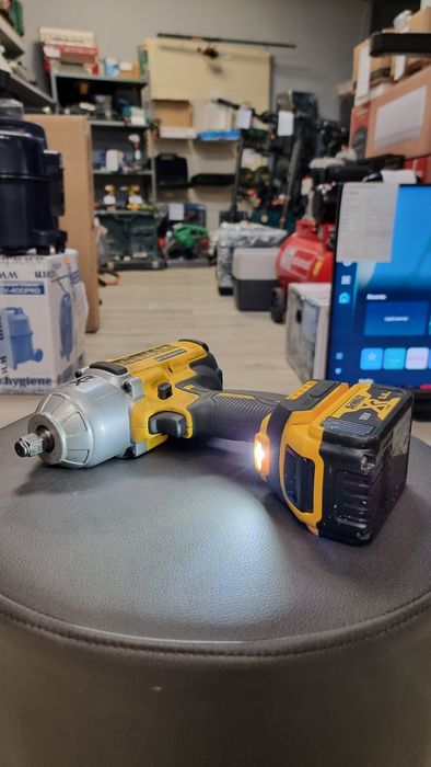 Amanet F28: Filetanta cheie cu impact DeWalt DCF900
