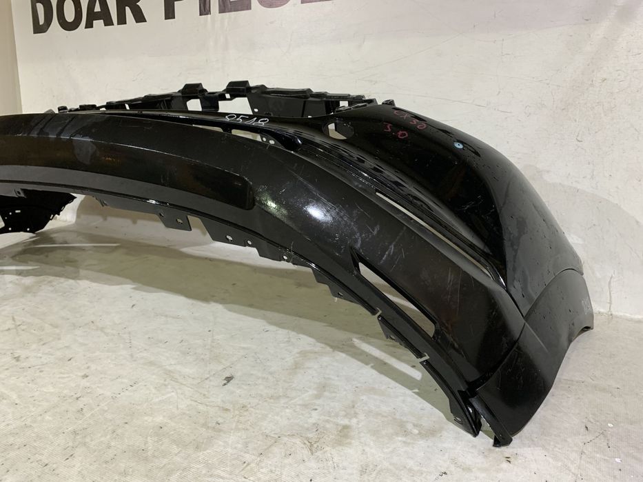 Bara fata Mazda CX30, 2019, 2020, 2021, 2022, 2023, 2024, cod origine OE DFR5-50031, cu gauri pentru senzori de parcare (4). In stare foarte buna.