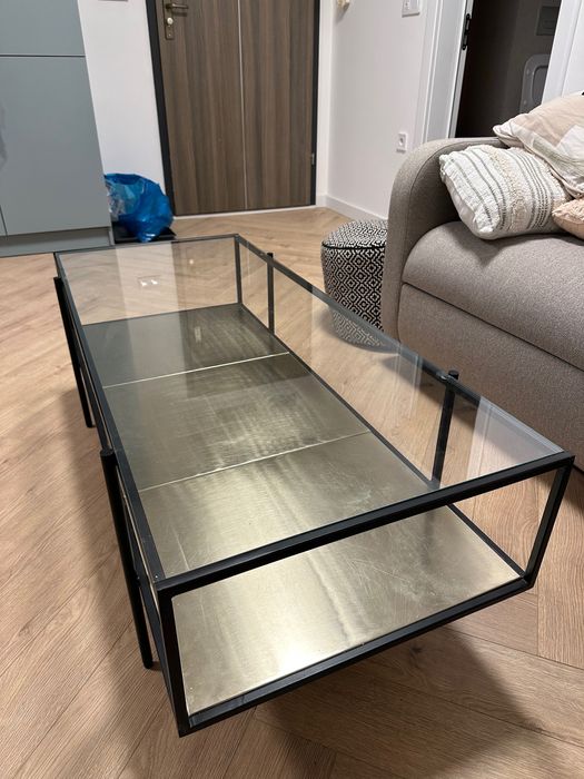 Холна маса със стъклен плот