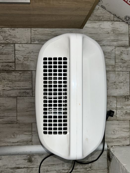 vand dezumidificator DELONGHI