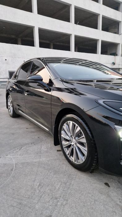 Hongqi sotiladi 2024 yil