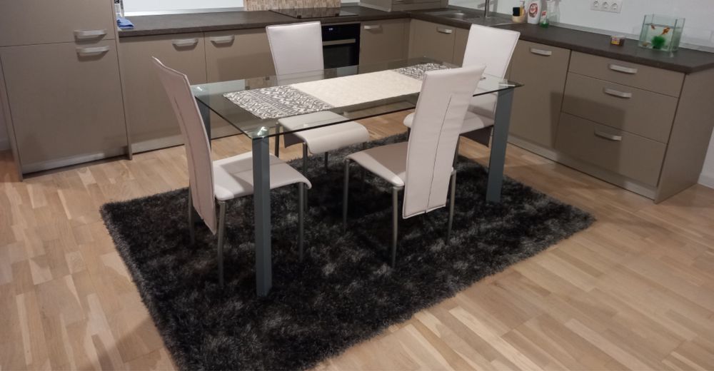 Masa 6 persoane din sticla groasa! SE VINDE FARA SCANUE!!!