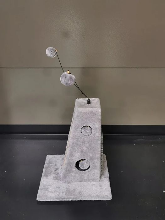 Драскалка за котки с гумена четка и камбанки – игра и грижа за нокти