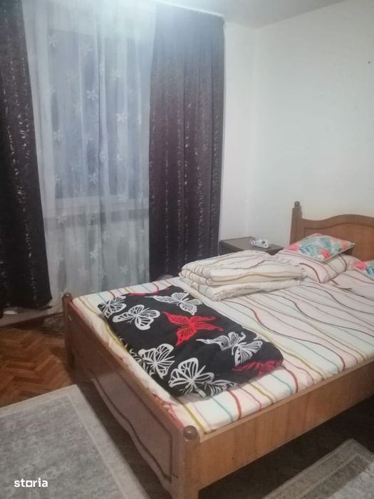 Inchiriez apartament cu 3 camere lângă Liceul Petru Rares.