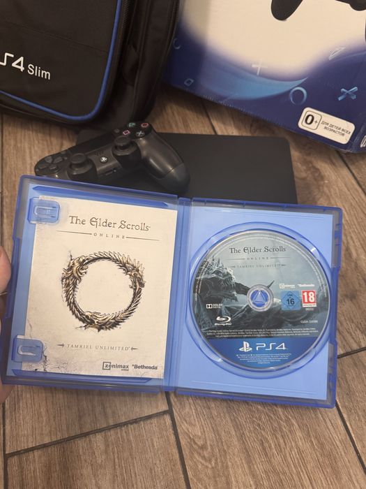 Playstation 4 slim + диск + сумка для переноски