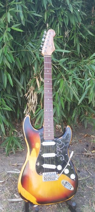 Vând Fender stratocaster Relic Stevie Ray Vaughan  copie