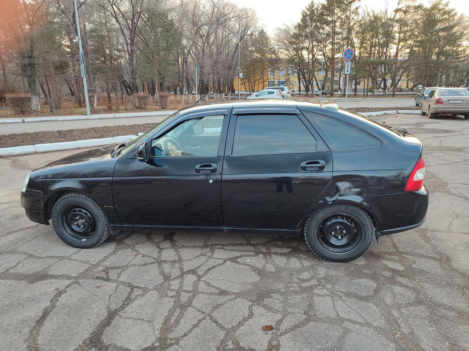 Продам Приора хэтчбек черный (космос 655)