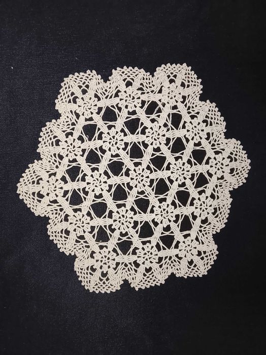 Покривки и подложки, плетени на една кука.