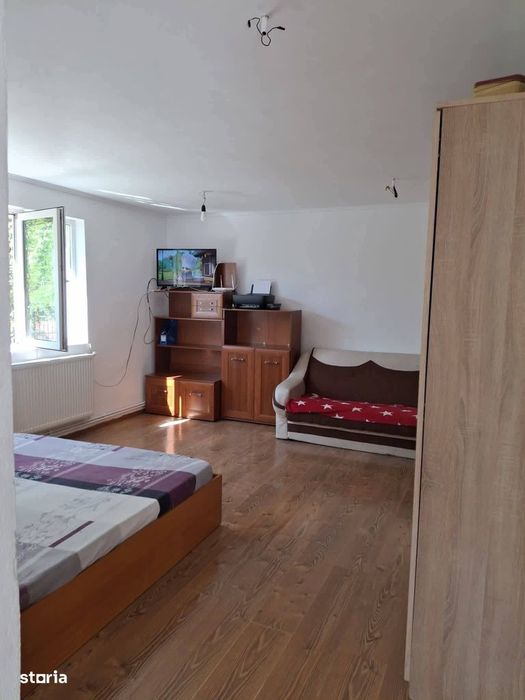 Casă cu 5 camere de închiriat, curte împrejmuită