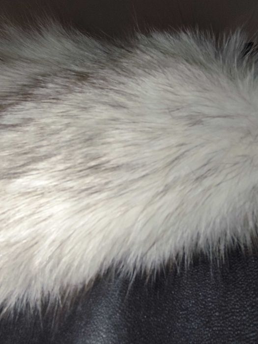 Дълго черно кожено манто с яка от бяла лисица