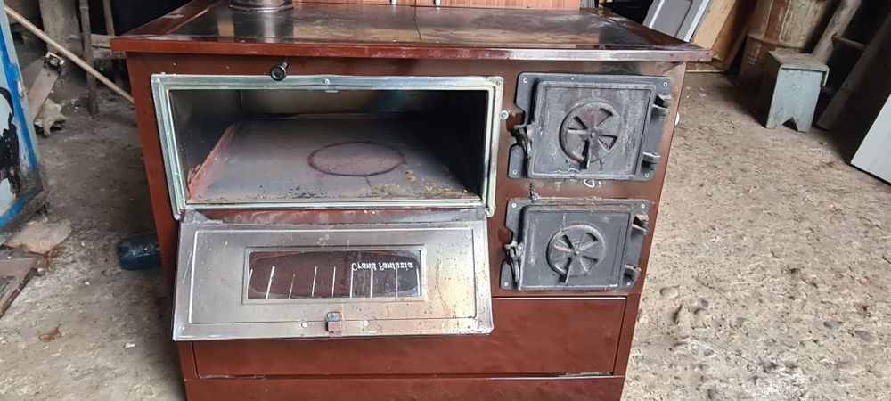 Vând cuptor pe lemne