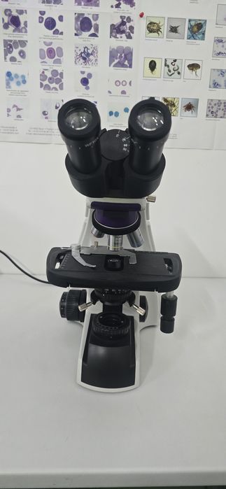 Microscop de laborator trinocular