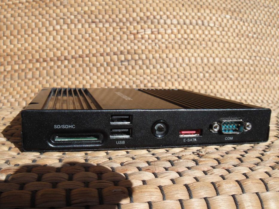 Брониран микро индустриален компютър AOPEN Digital Engine DE3250.