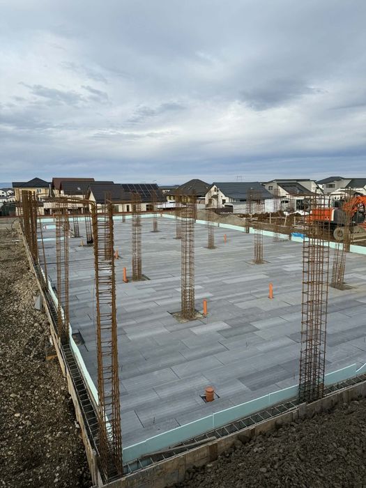 Executam casa la rosu acoperis foisoare pavaj  amenajari curti  etc