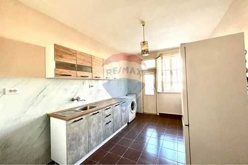 Продава се Тристаен апартамент в Шумен, Пазара - 78 кв.м за 1759 €/кв.м - Снимка #1
