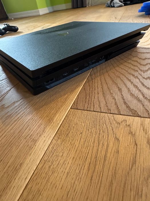 PS4 Pro 1TB + 2 джойстика + 4 игри – отлично състояние; преглед и тест