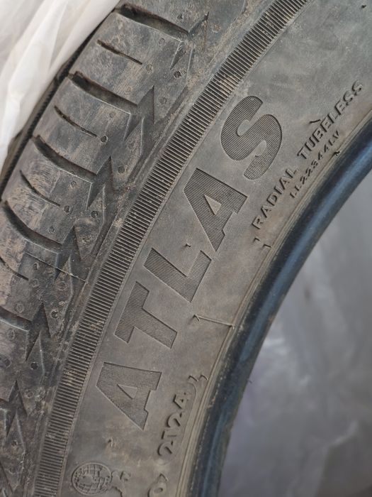 Летние резины 235/50  R19 99V