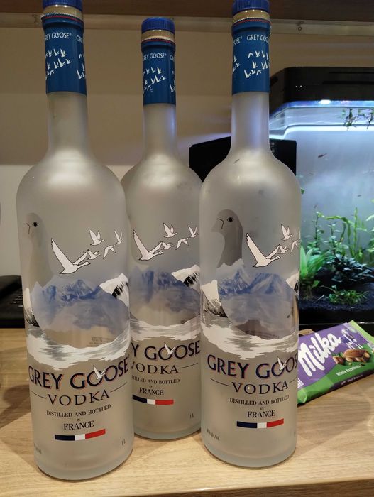 Празни бутилки от алкохол