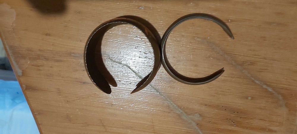 Продавам две дамски медни гривни