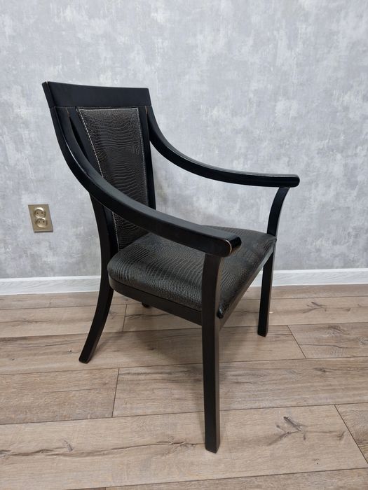 Продам шкаф со столом и стулом