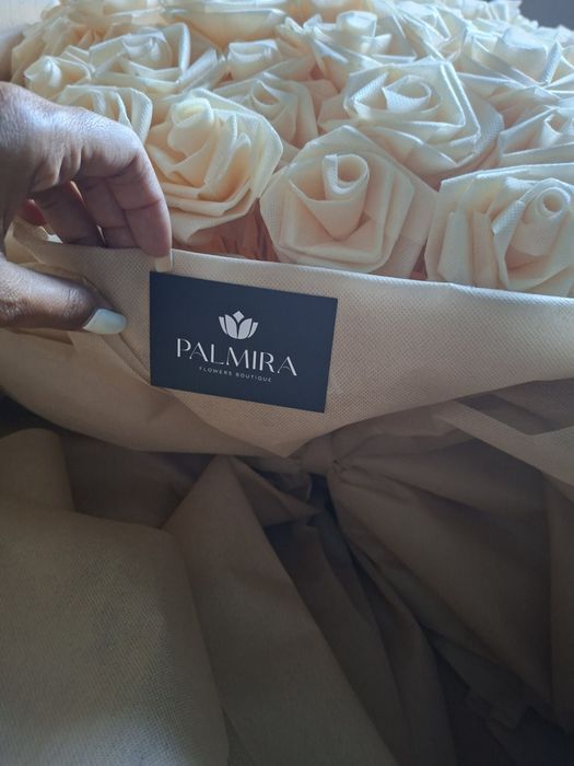 Букет от 101 рози, изработка от Palmira.flowers. Закупен за 160 евро. Продавам го за 100 евро. В София и Перник може лично предаване.