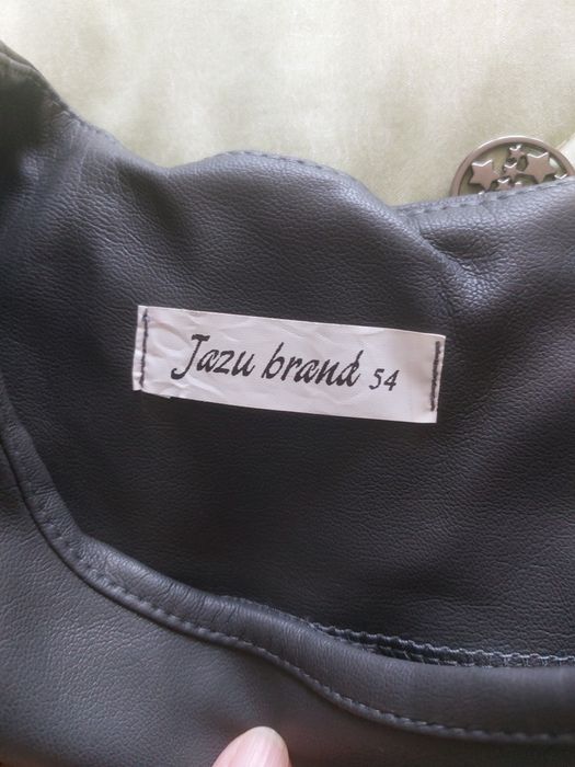 Женское платье из экокожи.