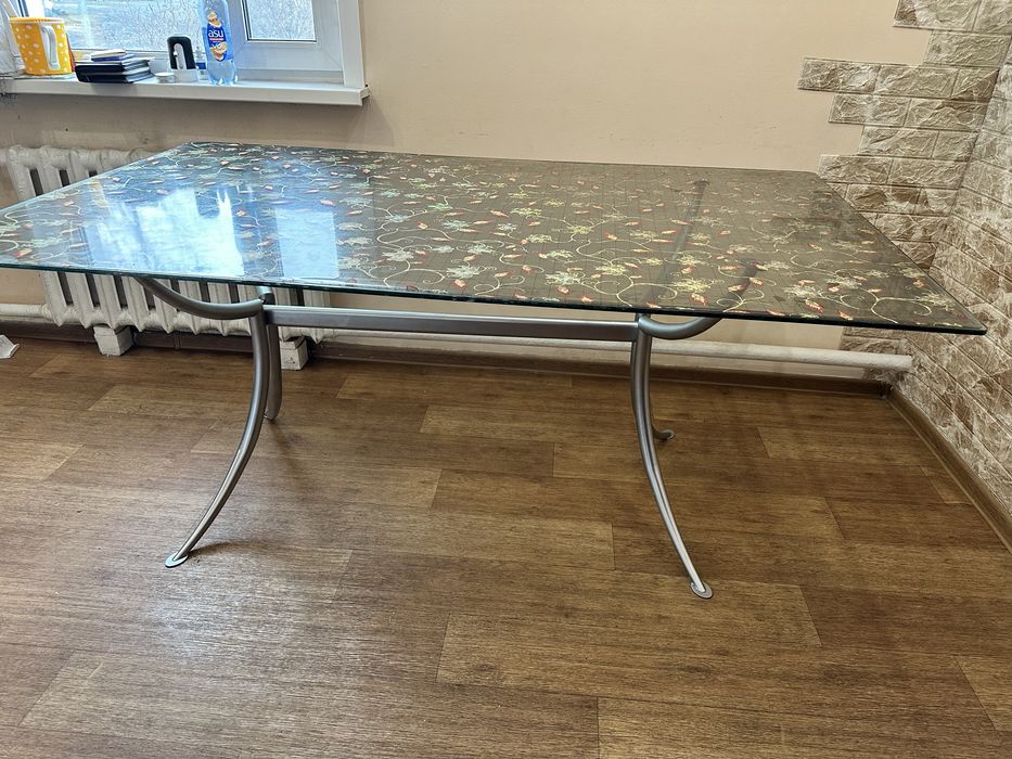 Стол кухоный стекляный