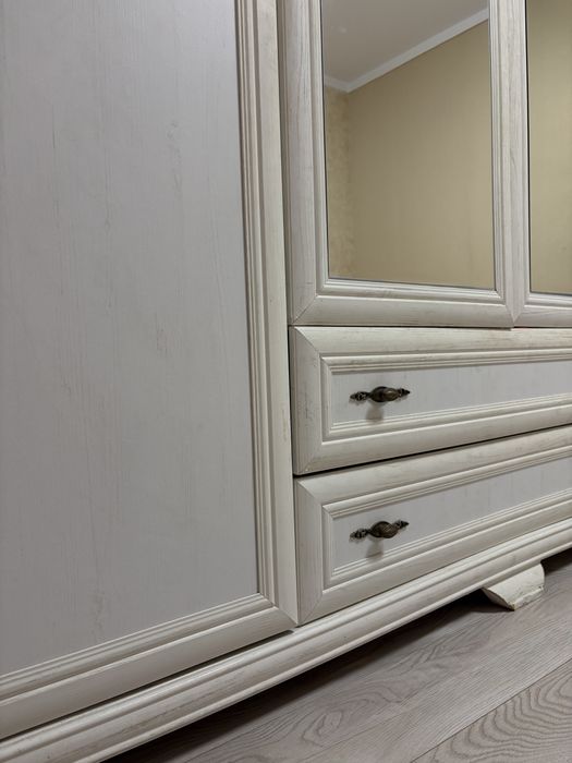 Dulap cu 4 usii si 2 sertare