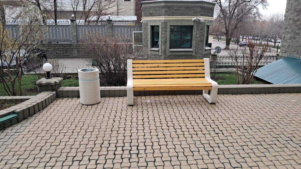 Скамейка изготовлена из композитного мрамор