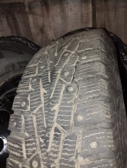 Продам шипованные шины с дисками