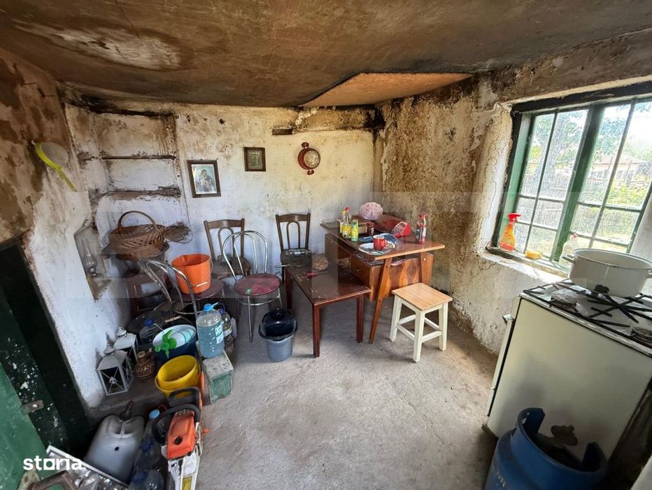 Casa partial renovata, 60 mp, 6000 mp teren, zona Georocu Mare