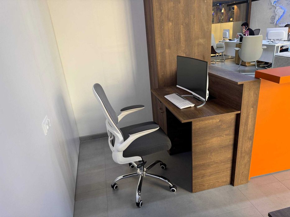 Сдается в аренду ресепшен рабочее место.