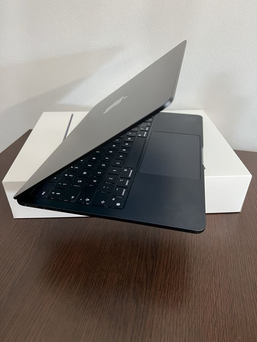 Amanet Royal CB: Macbook Air M2 13.6inch ca nou 21cicluri fullbox