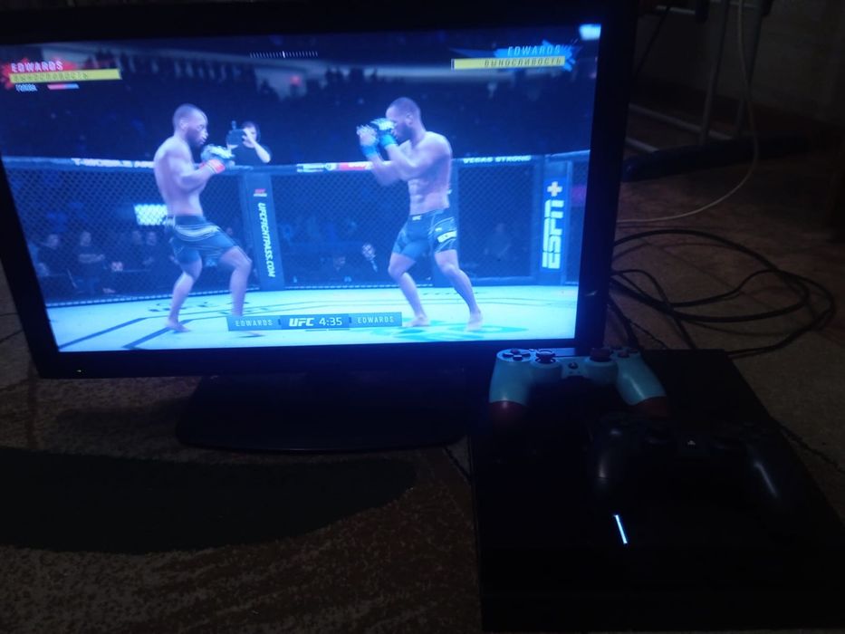Продам PS4 с телевизором есть 2 джостика