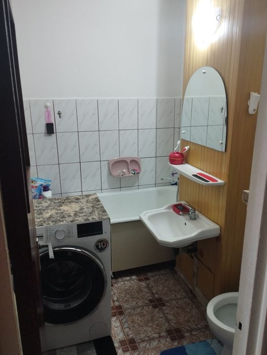 Primesc o doamnă în gazdă în garsonieră pe termen lung .